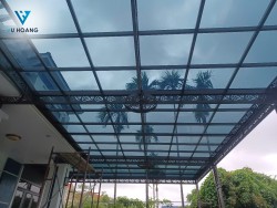 Mái Poly bị giòn: Do tia UV hay do vật liệu kém chất lượng?