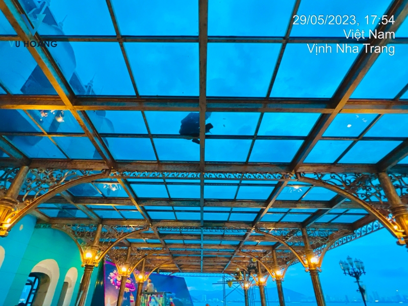 Thi công nhựa lấy sáng đặc 2,5mm ly