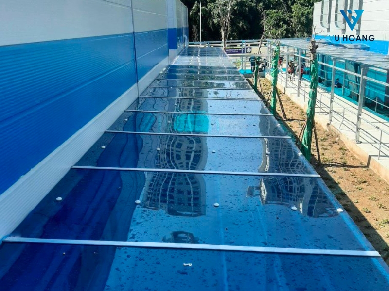 Lắp đặt nhựa lấy sáng đặc 8mm 